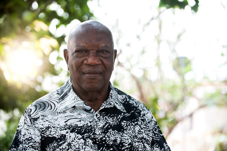 portrait-senior-brazilian-black-man-looking-one-spot-sunset-serious-horizontal-shape-copy-space_70216-8770